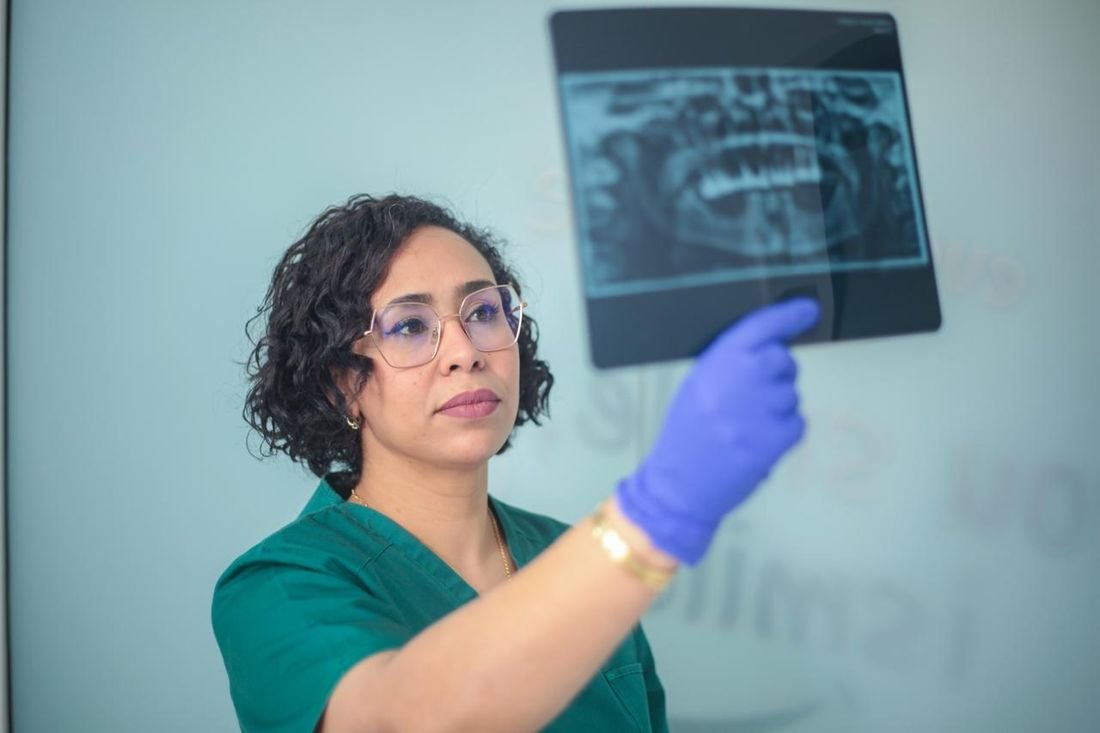 Dr El Mouslik examinant une radiographie panoramique
